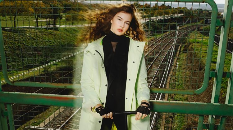 Anna Tarasenko Is On the Move for Mujer Hoy
